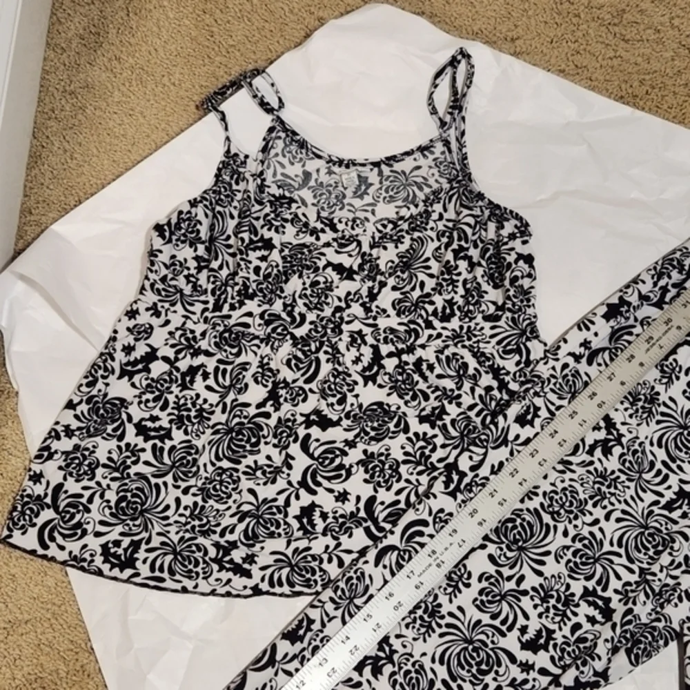 Kathryn Vintage Black White Fleur-de-lis 2 Piece Capri Sleep Set Pajama Size M‎